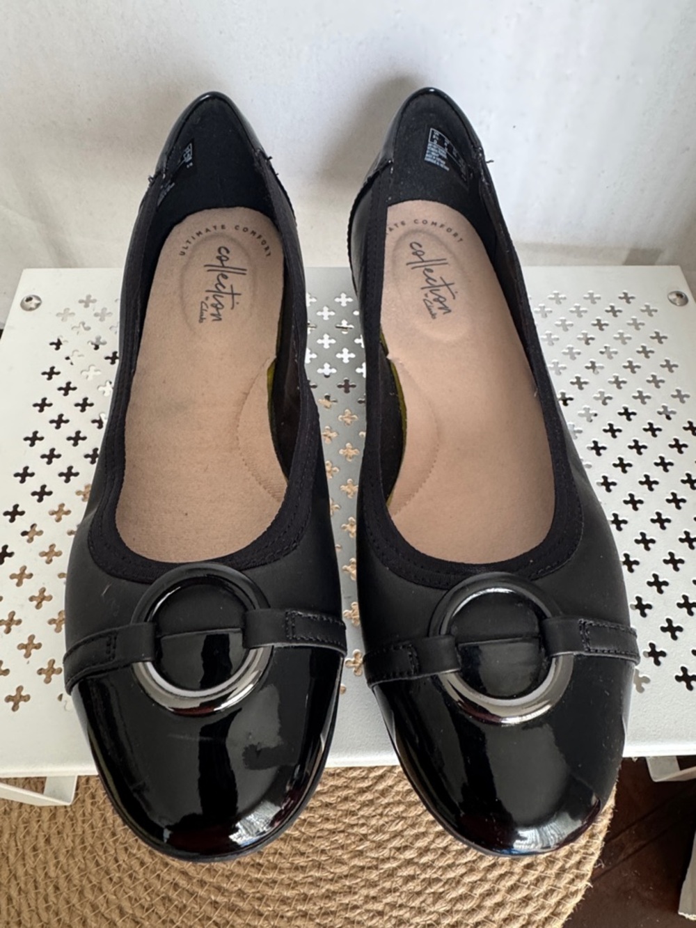 Clarks Black Patent Ballet Flats  Decorative Ring Accent Size 8 Business Casual